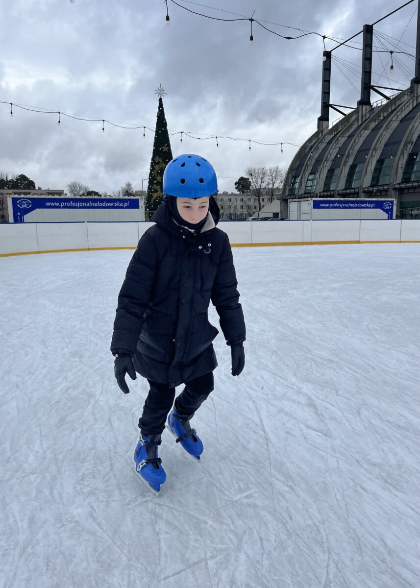 Michał, sam jedzie na łyżwach
