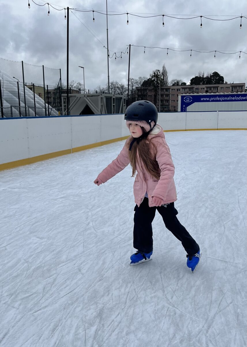 Marcelina, sama jedzie na łyżwach