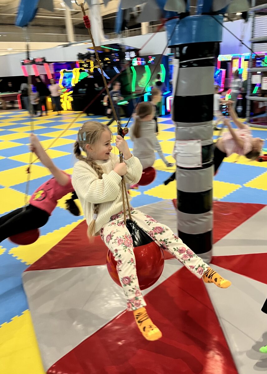 Justyna z dużym uśmiechem się trzyma kulki która wisi i rusza się w okół punktu