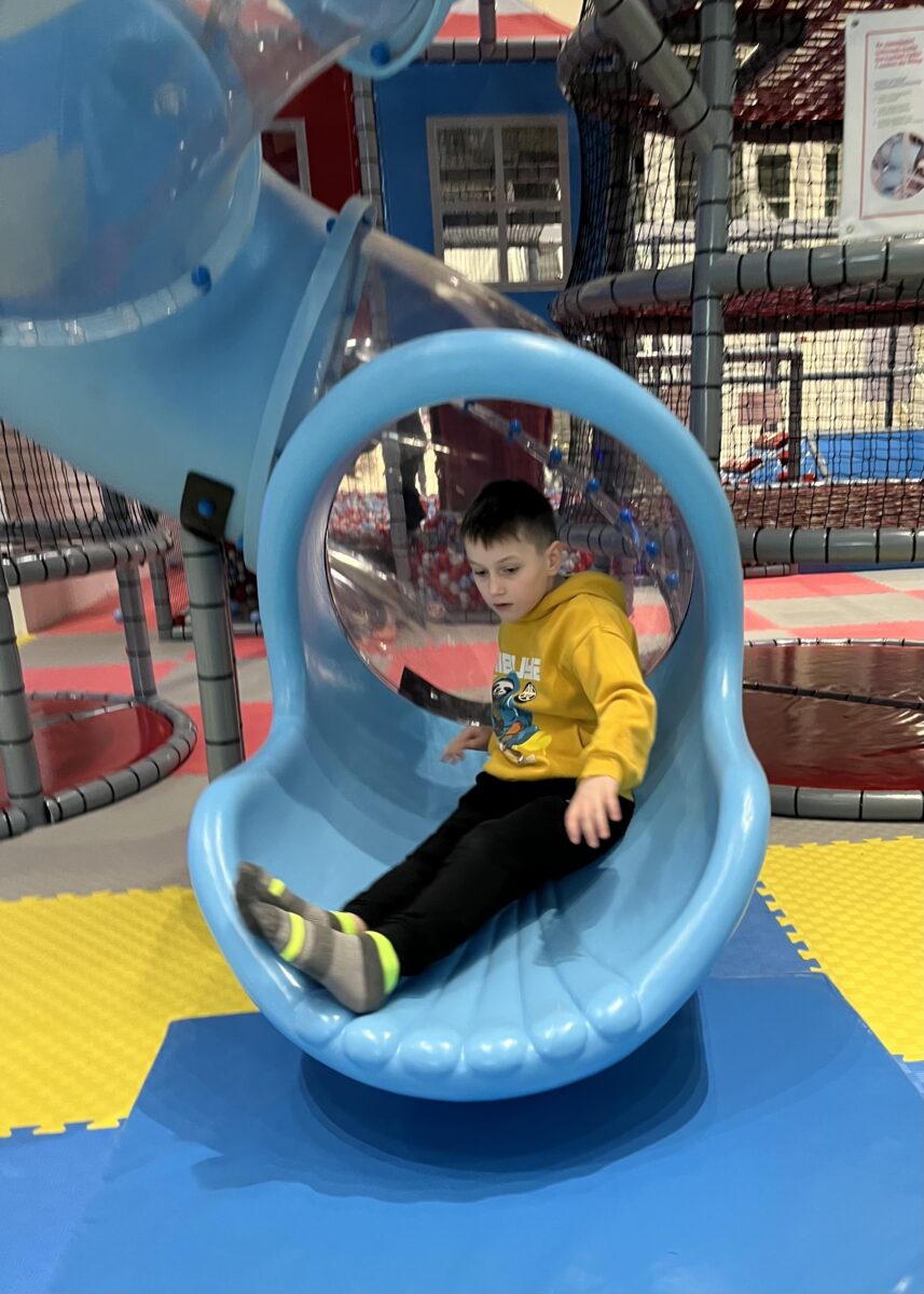 Dominik zjeżdżał z zjeżdżalni