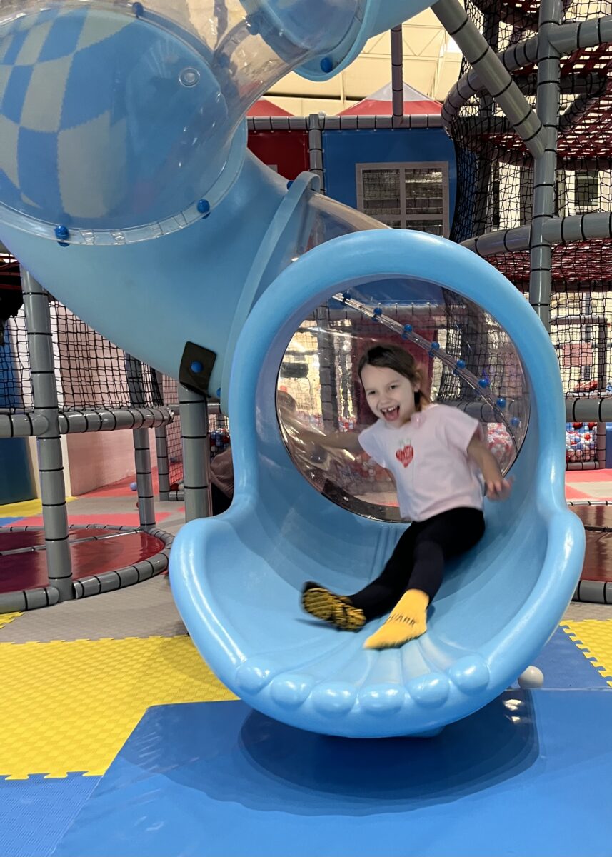 Maja zjeżdżała z zjeżdżalni