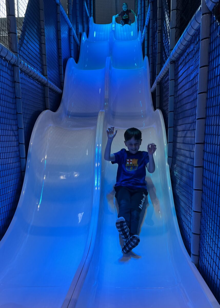 Karol zjeżdża z zjeżdżalni