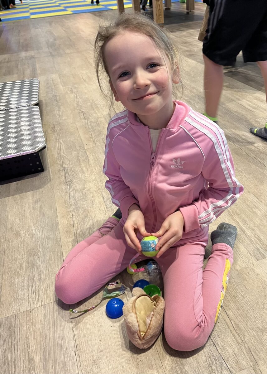 Lenka otwiera takie kuleczki gdzie jest niespodzianka w środku