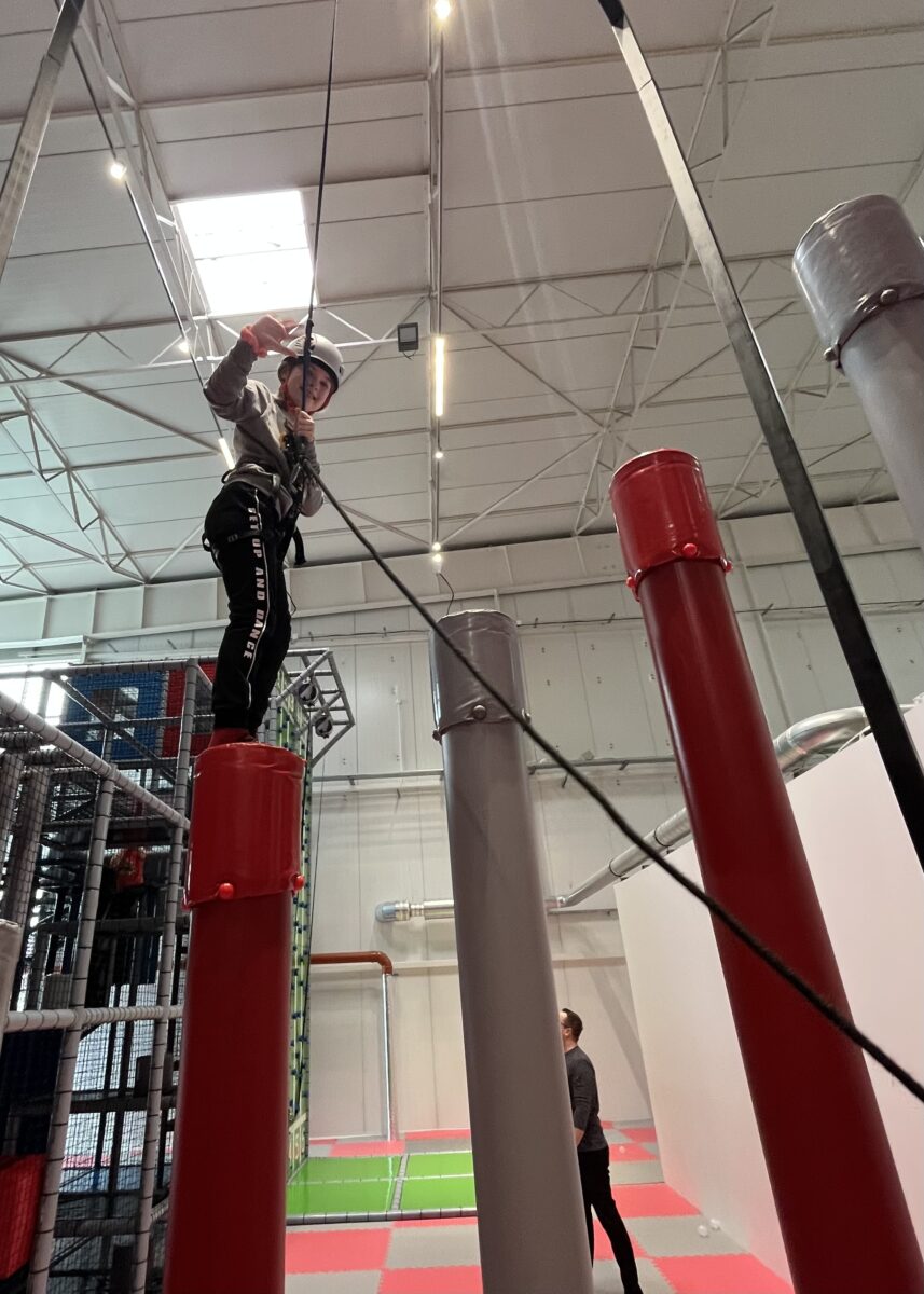 Maja na wysokim słupie macha ręką