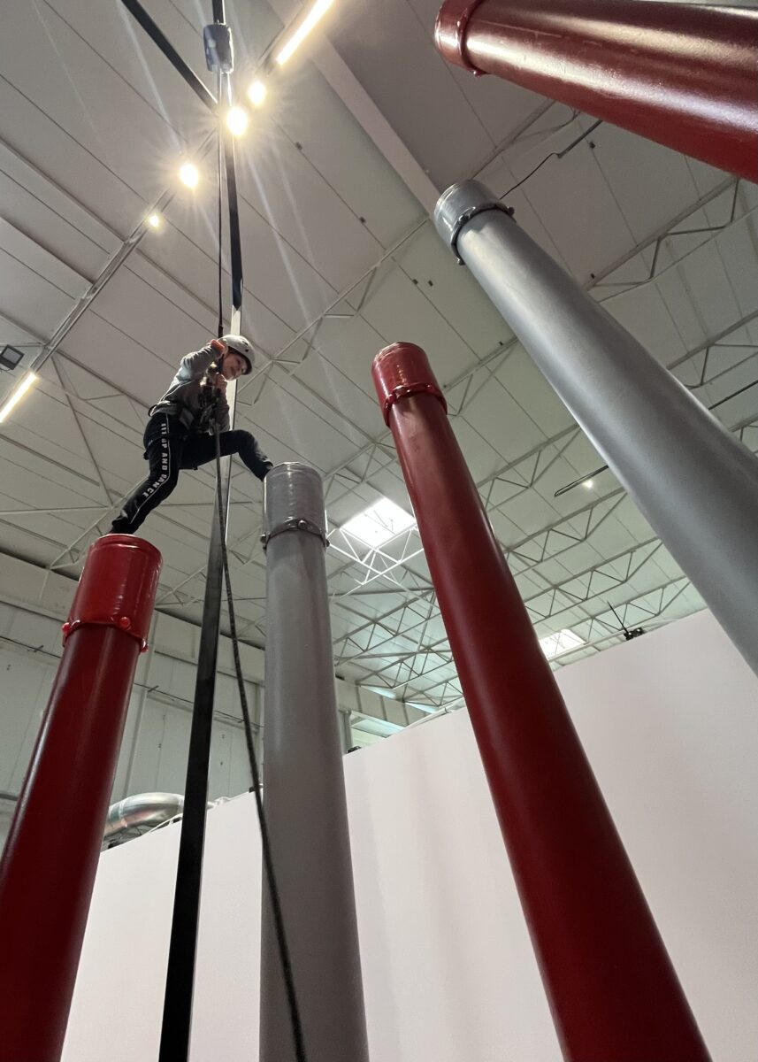 Maja na wysokim słupie przychodzi na jeszcze większym