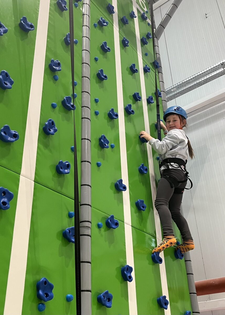 Michalina co raz wyżej na ścianie z dużym uśmiechem