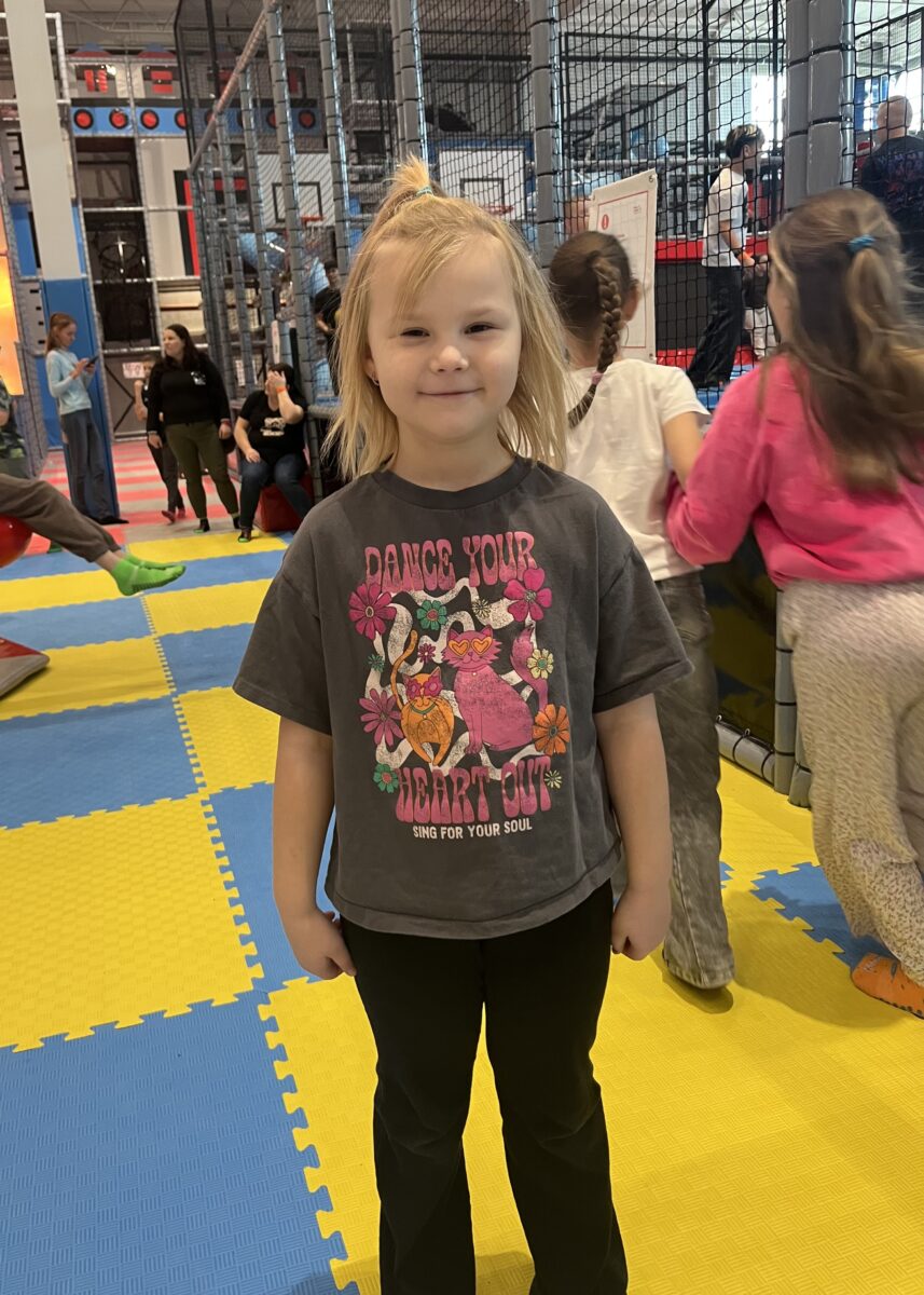 Julka stoi z uśmiechem