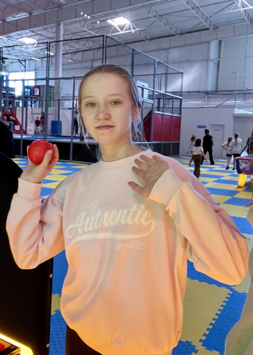 Sara uśmiecha się zanim rzuci piłeczkami