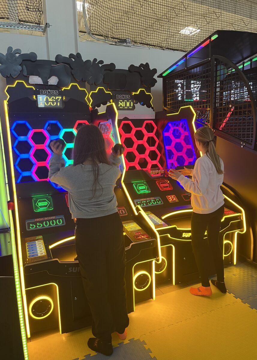 Sara i Sandra rzucają piłkami