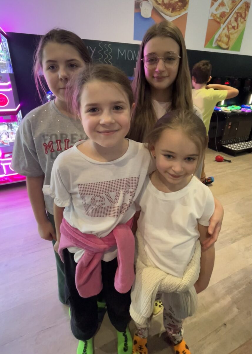 Anna, Marcelina, Justyna i Natalia pozują do zdjęcia z uśmiechem