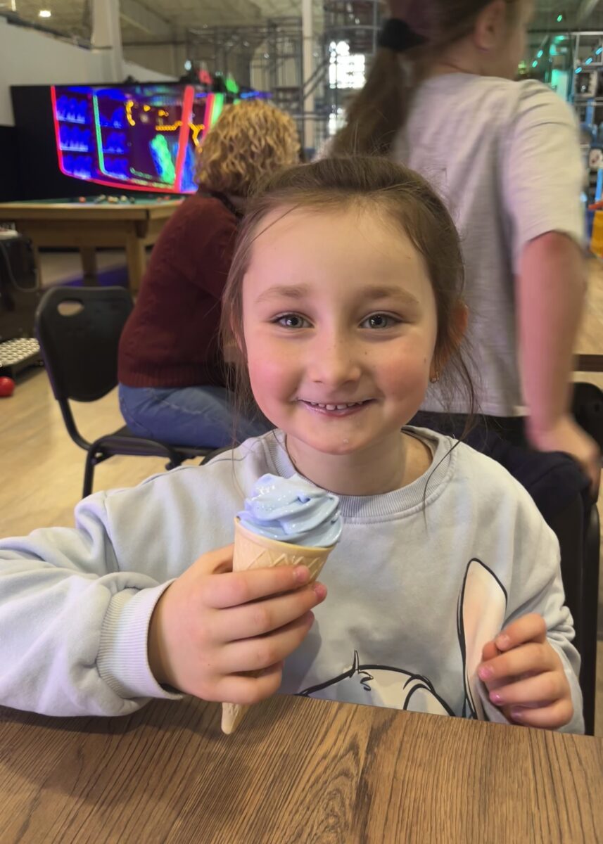 Michalina trzyma niebieski lód w wafelku