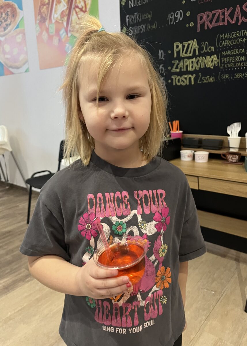 Julka trzyma galaretke z uśmiechem