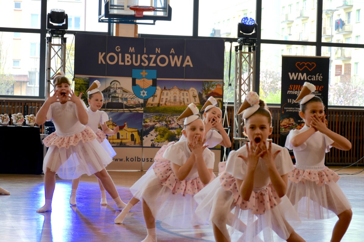 Dziewczyny ktore tańczą mają dziwne miny