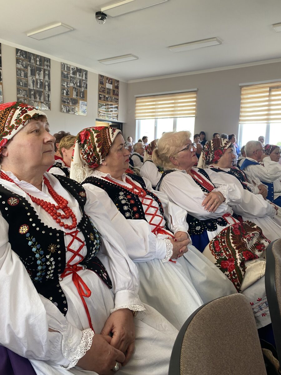 Panie słuchają występów innych grup