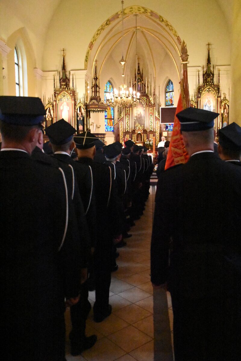 uroczysta msza wejście do kościoła