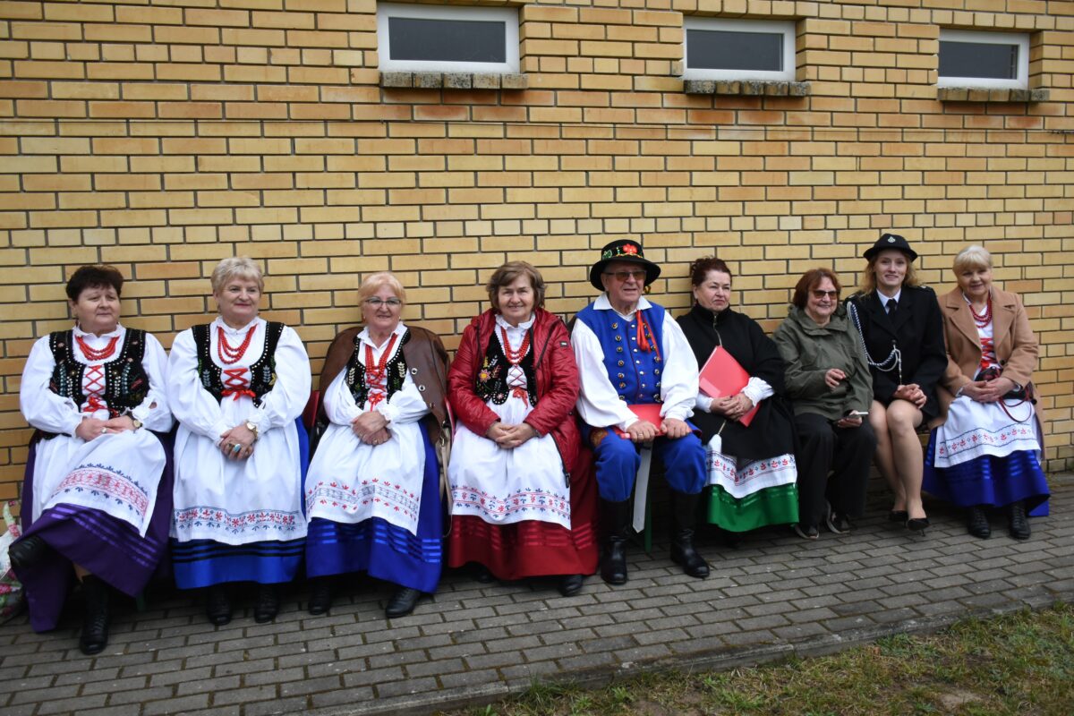 panie i panowie siedzący na ławce