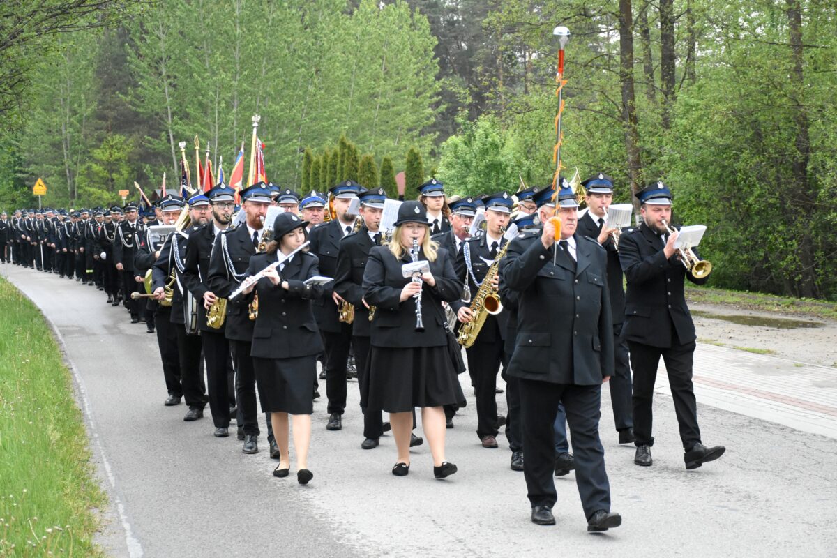 Parada strażacy grają na instrumentach