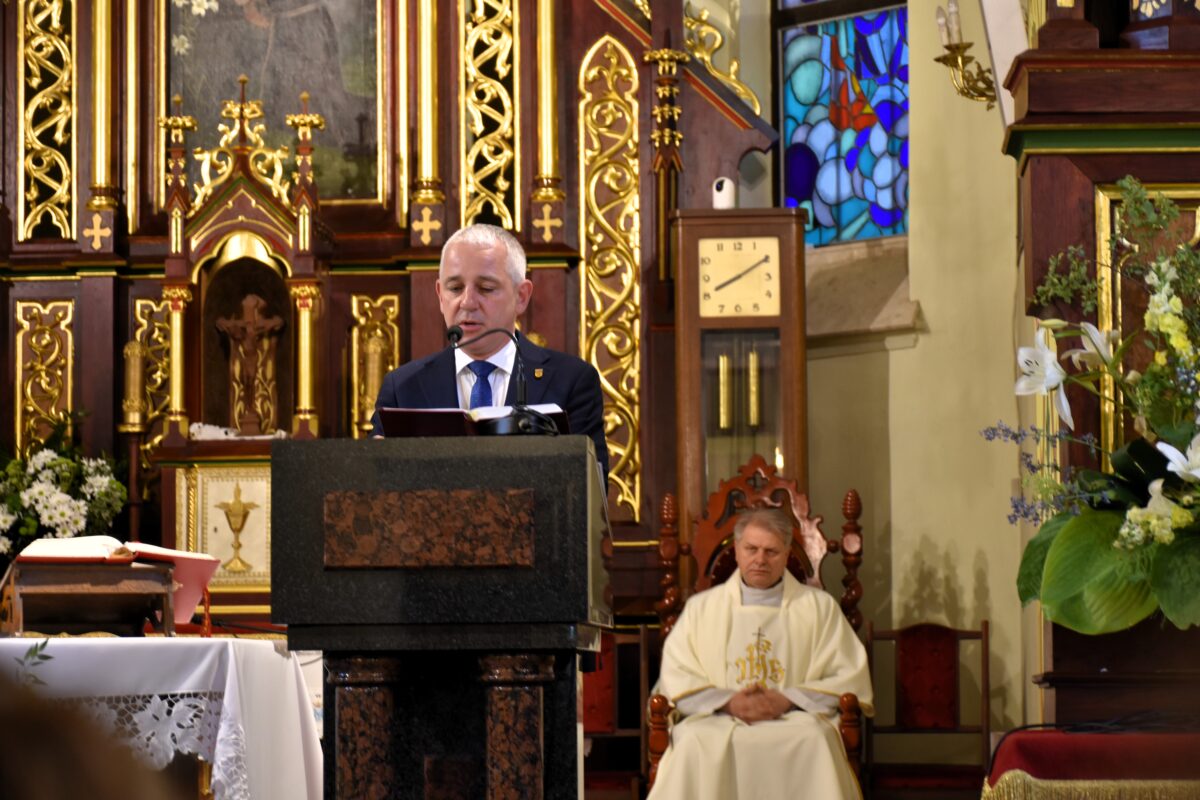 Pan wójt Gminy Jarocin czyta pierwsze czytanie w kościele