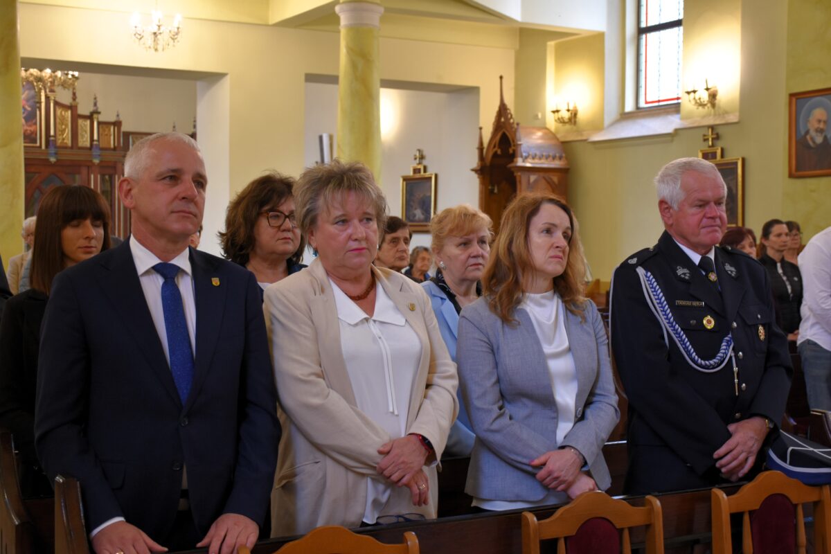 Pan Wójt Gminy Jarocin, pani sekretarz, przezes ochotniczej straży pożarnej w Jarocinie i radni Gminy Jarocin uczestniczyli w kościele
