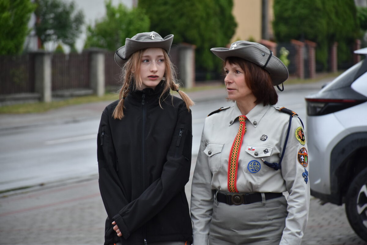 Drużynowa przekazuje przebieg złożenia kwiatów