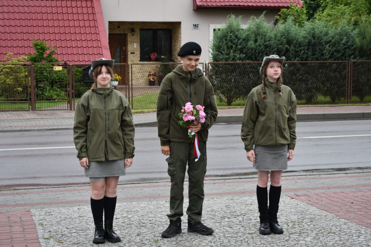 Harcerzy gotowi do złożenia kwiatów