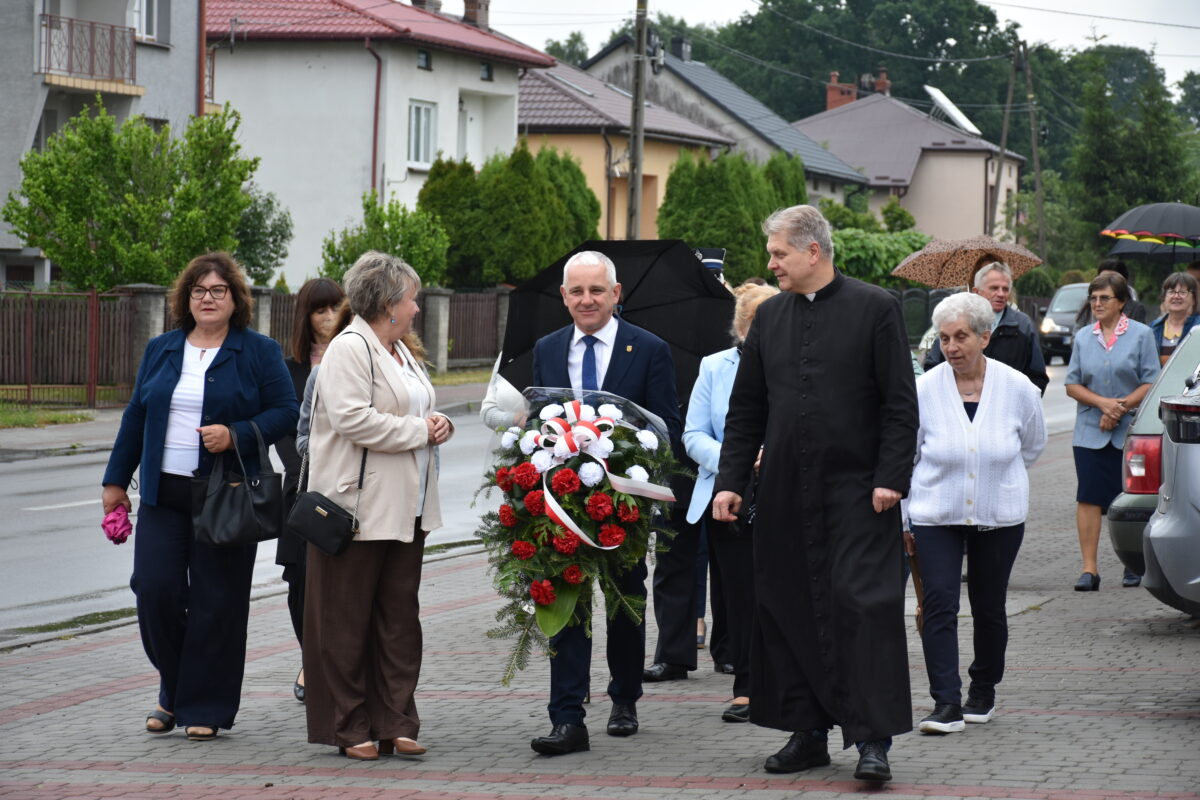 Wszyscy się zbliżają do miejsca pomnika