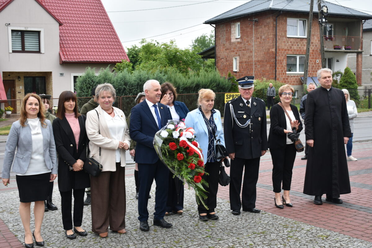 Pan Wójt Gminy Jarocin, pani sekretarz, przezes ochotniczej straży pożarnej w Jarocinie, ks. proboszcz Jarocina i radni Gminy Jarocin są gotowi do złożenia kwiatów