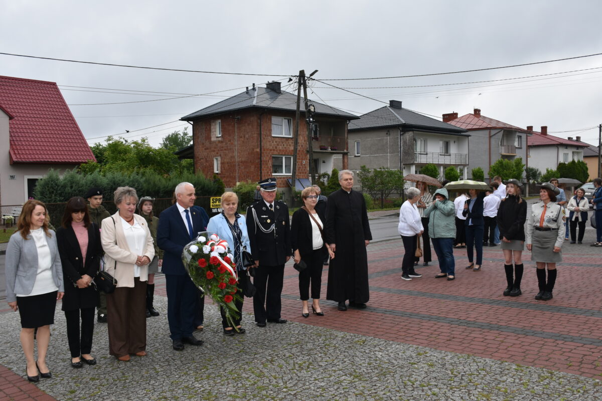 Na zdjęciu widać wszystkich uczestników na złożenia kwiatów przy pomniku