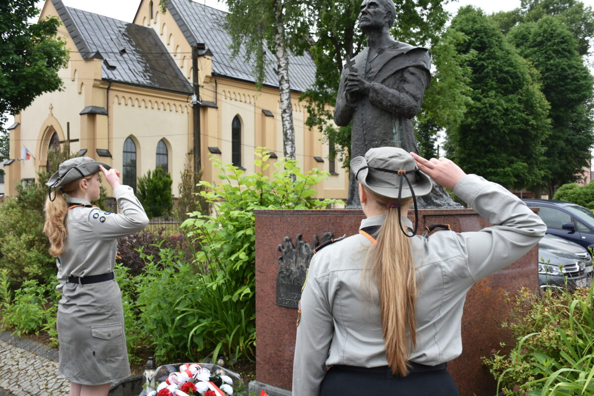 Harcerki oddały honor