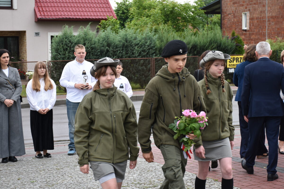 Harcerze idą złożyć kwiaty