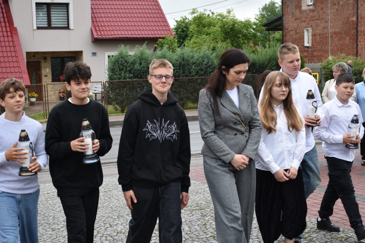 Pani Dyrektor Zespołu Szkolno-Przedszkolnego w Jarocinie z delegacją uczniów idą połorzyć znicze